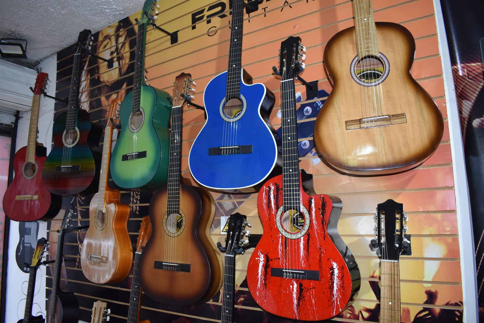 Guitarras: El Instrumento que Define Generaciones Musicales 3 Las guitarras han sido el corazón de innumerables géneros musicales durante siglos, evolucionando desde instrumentos clásicos hasta versiones eléctricas que revolucionaron la música moderna.