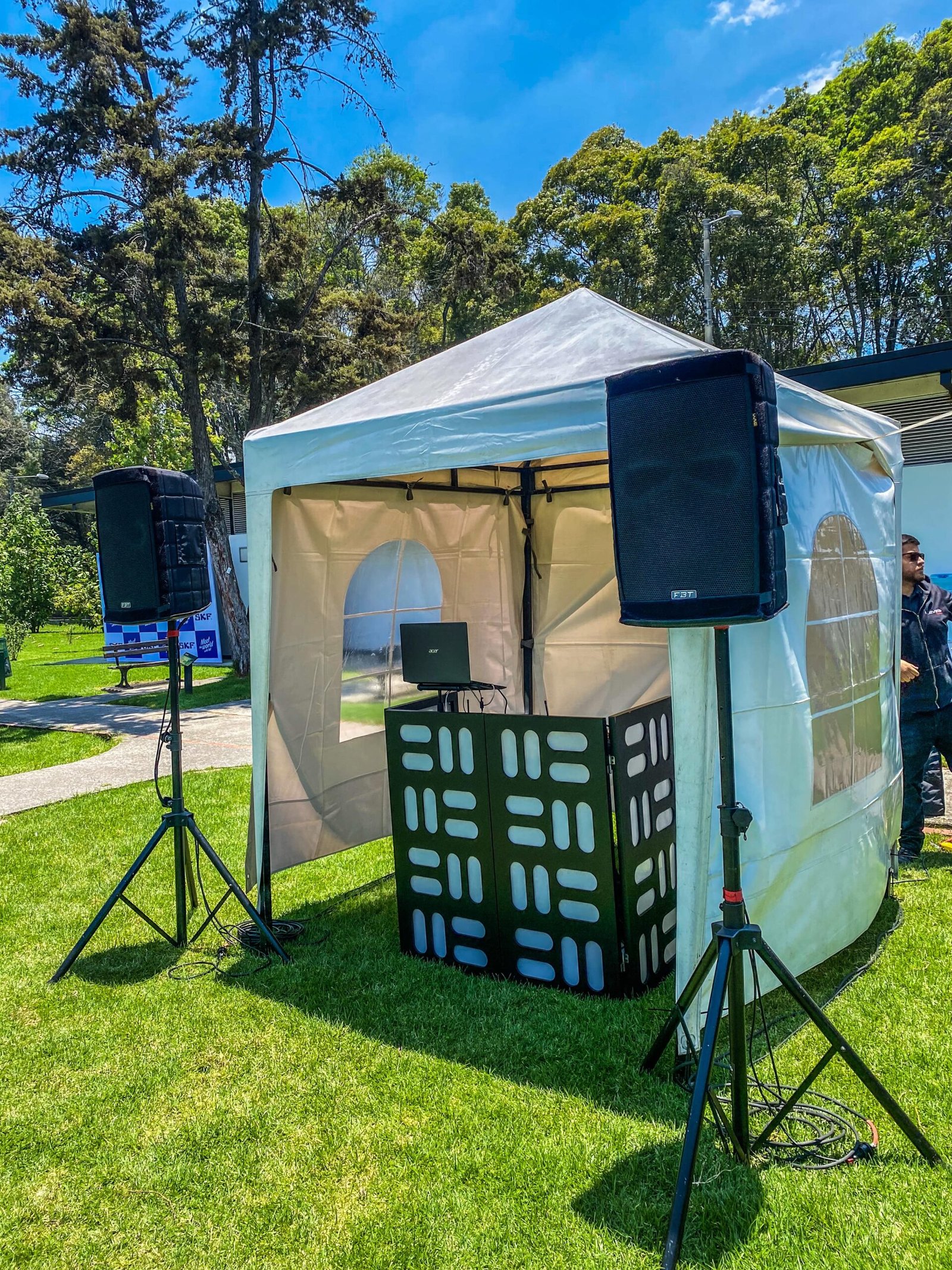 Cómo optimizar el sonido en espacios cerrados y al aire libre 1 Sonido Basico min scaled 1
